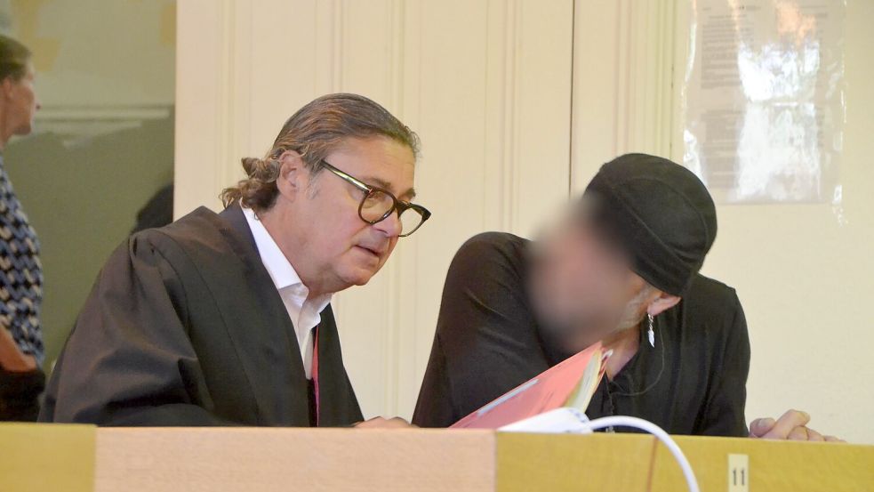Vor der Verhandlung wegen Volksverhetzung im Amtsgericht in Flensburg: Der Angeklagte mit seinem Verteidiger Jan Smollich (links). Foto: Ove Jensen