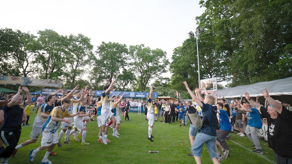 Beim SuS Steenfelde gab es nach Spielschluss kein Halten mehr. Fotos: Lohmann