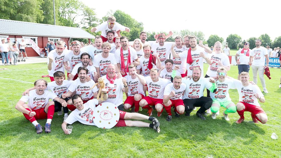 Groß war der Jubel beim Aufsteiger und Meister der A-Klasse.