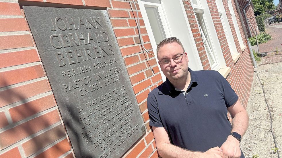 Ruben Grüssing steht vor dem Pastor-Behrens-Haus in Detern. Johann Gerhard Behrens war von 1936 bis 1957 Pastor in der Kirchengemeinde und setzte sich zu seiner Zeit gegen den Nationalsozialismus ein.