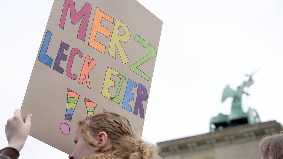 „Mehrzweckeier“ klingt sehr nach „Merz leck Eier“. (Archivbild) Foto: Sven Kaeuler