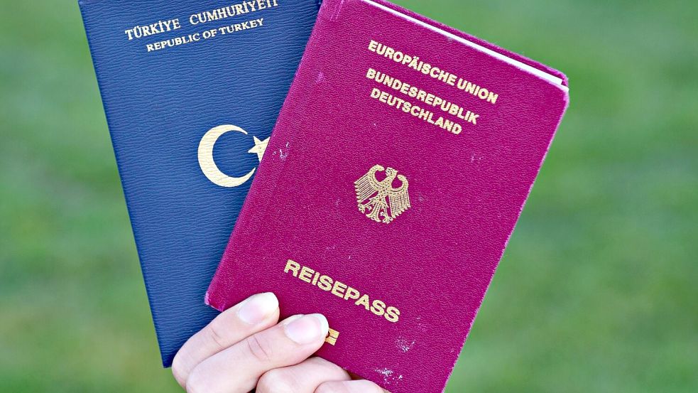 In bestimmten Fällen war die doppelte Staatsbürgerschaft schon früher möglich. Seit einer Reform der Ampel-Regierung ist sie generell erlaubt. (Symbolbild) Foto: Daniel Bockwoldt/dpa