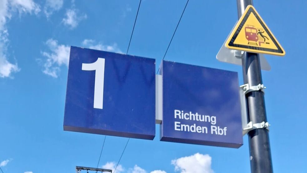 Am Bahnhaltepunkt in Neermoor ist eine Richtung angezeigt, die Fahrgäste stutzig machen könnte. Es geht Richtung Emden Rangierbahnhof (Rbf). Foto: Helmut Boekhoff