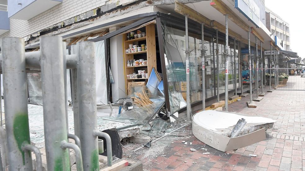 Im Zentrum von Westerland (Sylt) war am Montagabend das Beton-Vordach eines Mehrfamilienhauses mit Geschäften auf den Bürgersteig gestürzt. Foto: Lea Albert