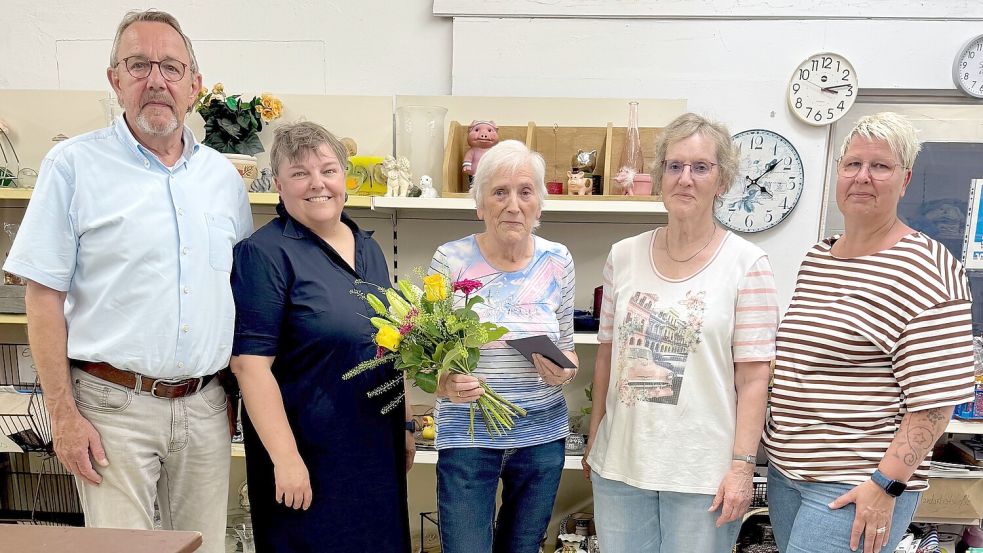 Auf dem Foto sind (von links) Detlef Kuhlmann, Janneke Groote, Brigitte Meinen und Britta de Buhr-Hollatz von der SPD Osterfehn sowie in der Mitte Klara Graefe vom Sozialen Kaufhaus zu sehen. Foto: SPD