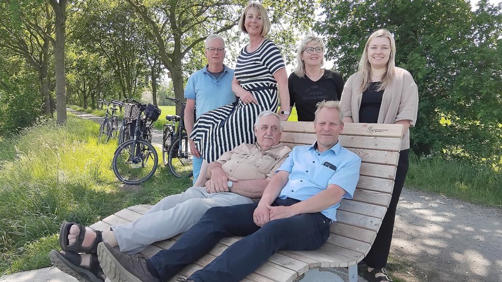 Probeliegen auf der neu installierten Landschaftsliege mit freiem Blick über Wiesen und Felder am Ostfriesland-Wanderweg: (vorne, von links) Hellwig Weber (Förderverein Tourismus), Carmen Vietor (Volksbank Westrhauderfehn), Wilhelm Rossbach (Vorsitzender Förderverein Tourismus), Geert Müller (Bürgermeister); (hinten) Wera Kaiser (Tourist-Information Rhauderfehn) und Merle Stührenberg (Stührenberg GmbH). Fotos: Clarissa Scherzer
