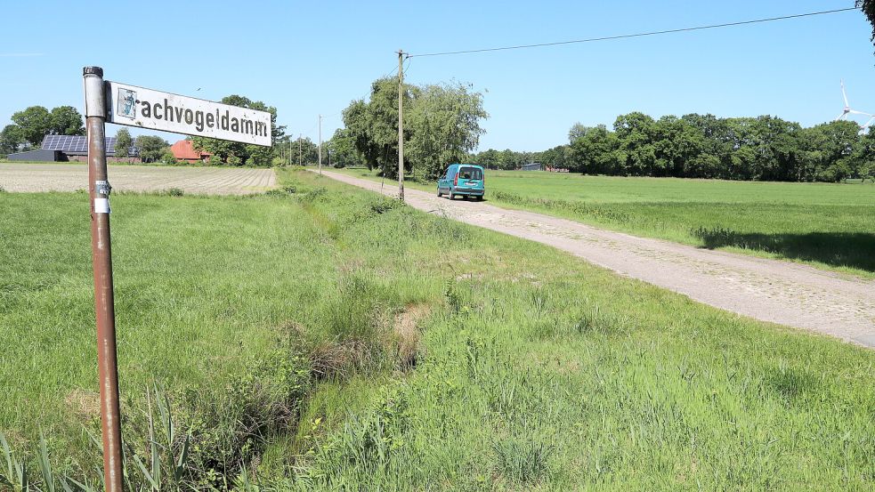 Der Wirtschaftsweg hält den Belastungen moderner landwirtschaftlicher Maschinen kaum noch stand: Der Brachvogeldamm ist stark beschädigt. Foto: Hans Passmann.