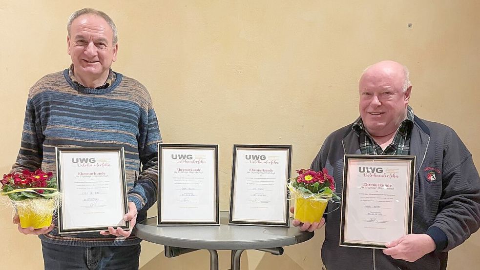 Klaus de Boer (links) und Hubert Fennen wurden für ihre 25-jährige Mitgliedschaft in der UWG geehrt. Ebenfalls ausgezeichnet wurden in Abwesenheit Dirk Folkers und Grete Heyen. Foto: UWG/privat