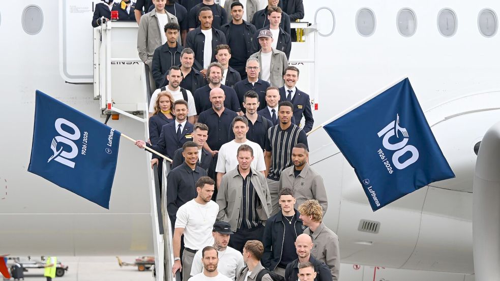 Los geht’s: Die Nationalspieler und Bundestrainer Julian Nagelsmann auf der Gangway. Foto: Florian Wiegand/dpa