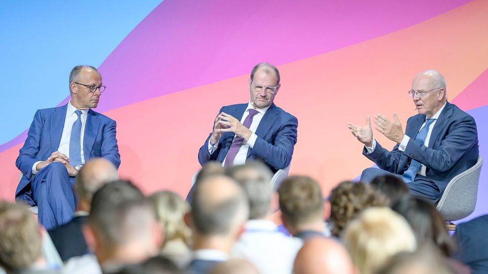 Merz diskutiert auf dem Wirtschaftsforum. Foto: Patrick Pleul