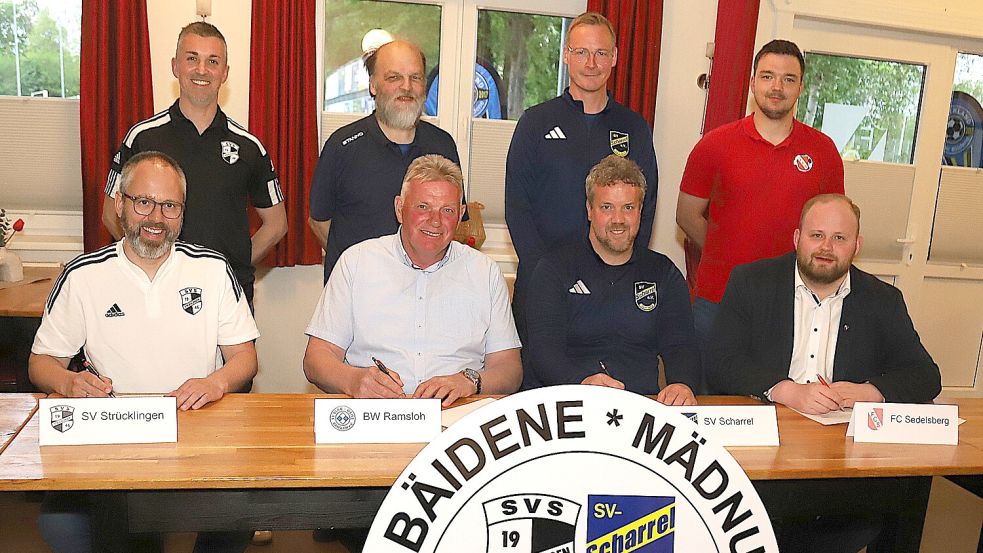 Die Jugendobmänner und Vereinsvorsitzenden des SV Scharrel, SV Strücklingen, BW Ramsloh und SV Strücklingen schlossen eine neuen Kooperationsvertrag über die Jugendspielgemeinschaft Saterland. Foto: Hans Passmann
