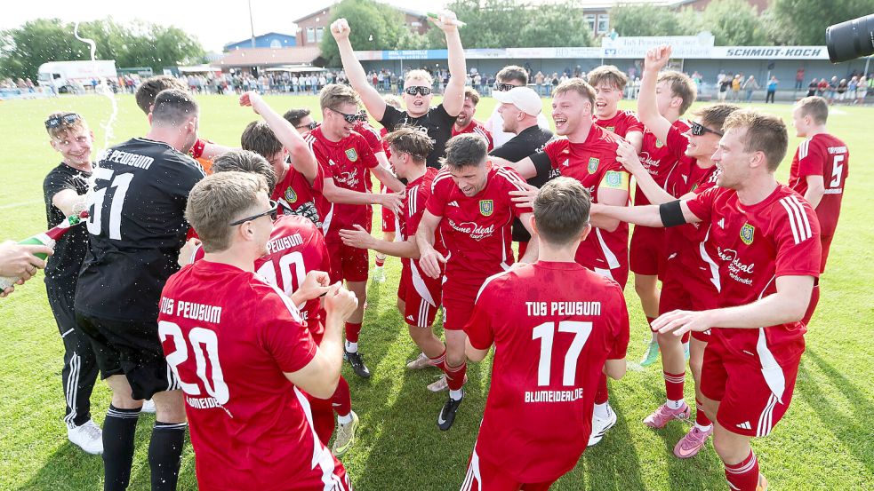 Nach dem Titelgewinn ließen die Pewsumer ihren Emotionen freien Lauf. Foto: Jens Doden