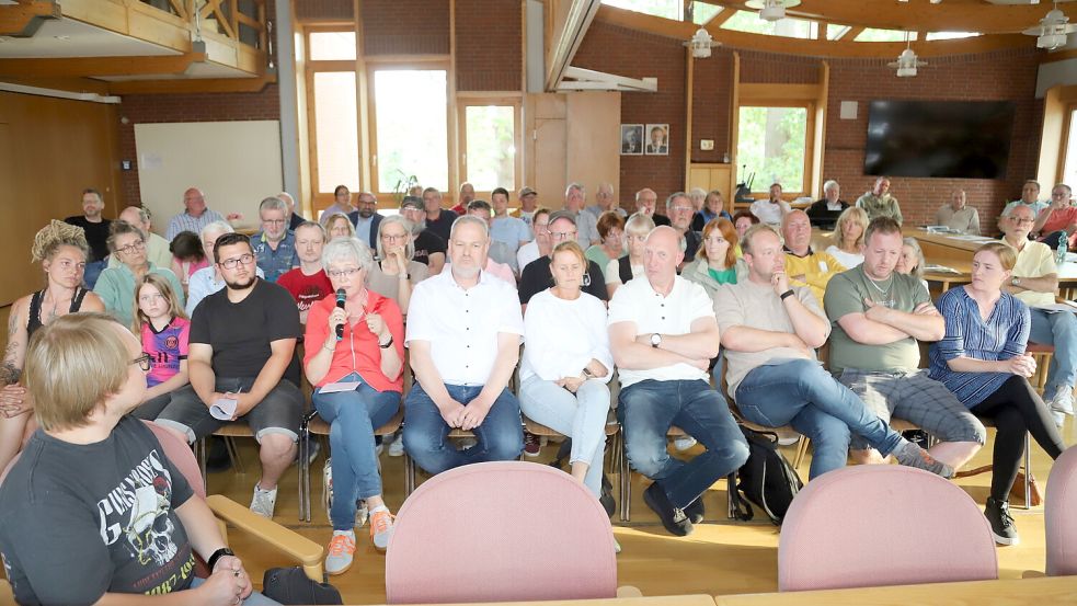 Rund 60 Anlieger des Kanalweges im Saterland und dessen Umgebung machten beim Bürgerdialog im Rathaus in Ramsloh ihrem Unmut Luft über die geplanten Container zur Unterbringung Obdachloser dort. Am Mikrofon ist auf dem Bild Traute Dierkes. Foto: Hans Passmann