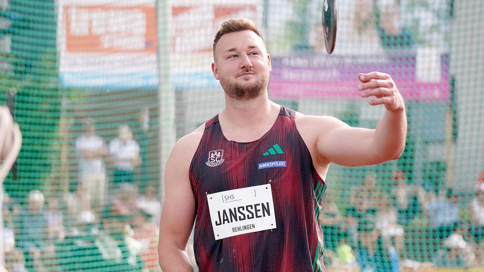 Henrik Janssen betritt derzeit ganz locker den Wurfring. Der Norder ist sich seiner Weltklasse-Form offenbar bewusst. Foto: Imago