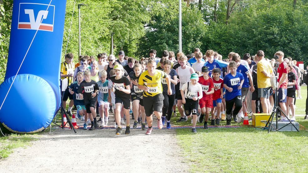 Gerangel am Start: 254 Läuferinnen und Läufer nahmen am 5-Kilometer-Lauf teil. Da wurde es anfangs ganz schön eng auf der Strecke. Foto: Heiner Stix