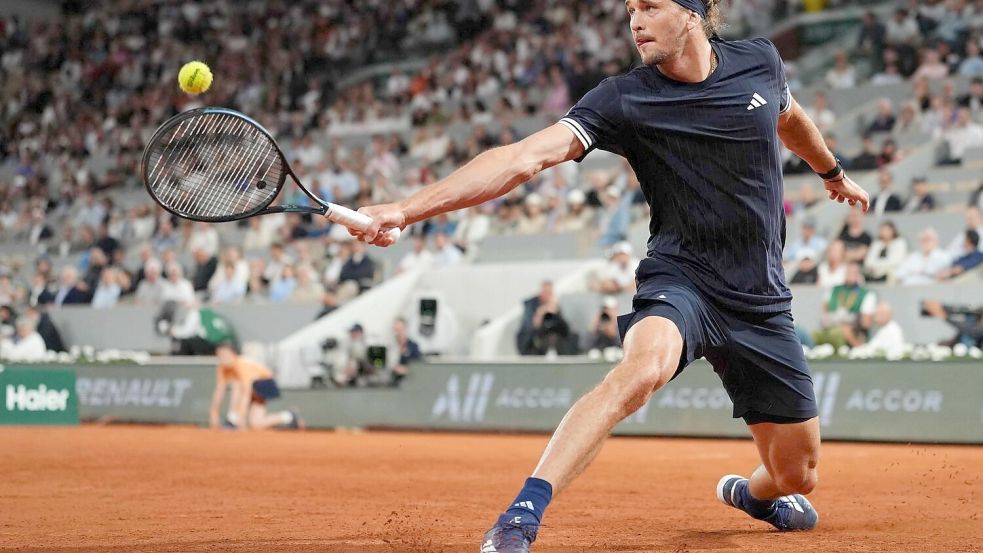 Alexander Zverev bei einem Rückhandschlag in der Defensive. Foto: Dimitar Dilkoff/AFP/dpa