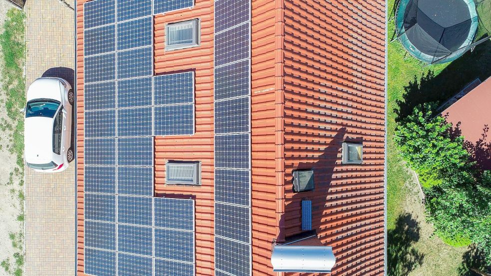 Der Anstieg der Öl- und Benzinpreise führt zu verstärkter Nachfrage nach Solaranlagen und Elektroautos. (Symbolbild) Foto: Patrick Pleul/dpa-Zentralbild/dp