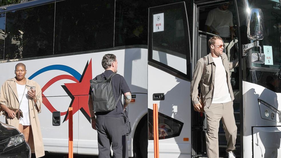 Manuel Neuer steigt aus dem DFB-Bus in Chicago. Foto: Christian Charisius