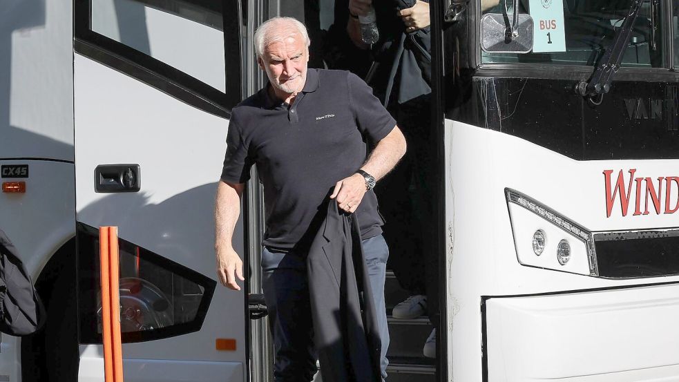 Rudi Völler verlässt den Mannschaftsbus der DFB-Elf in Chicago. Foto: Christian Charisius