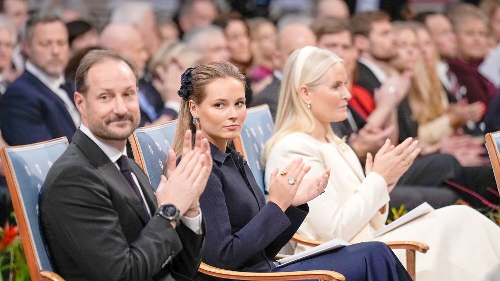 Ingrid Alexandra (Mitte) kehrt nach Hause zurück, um bei ihrer Mutter Mette-Marit (rechts) zu sein. Und sicher auch, um Papa Haakon (links) bei seinen Aufgaben zu unterstützen. (Archivbild) Foto: Ole Berg-Rusten/NTB/dpa