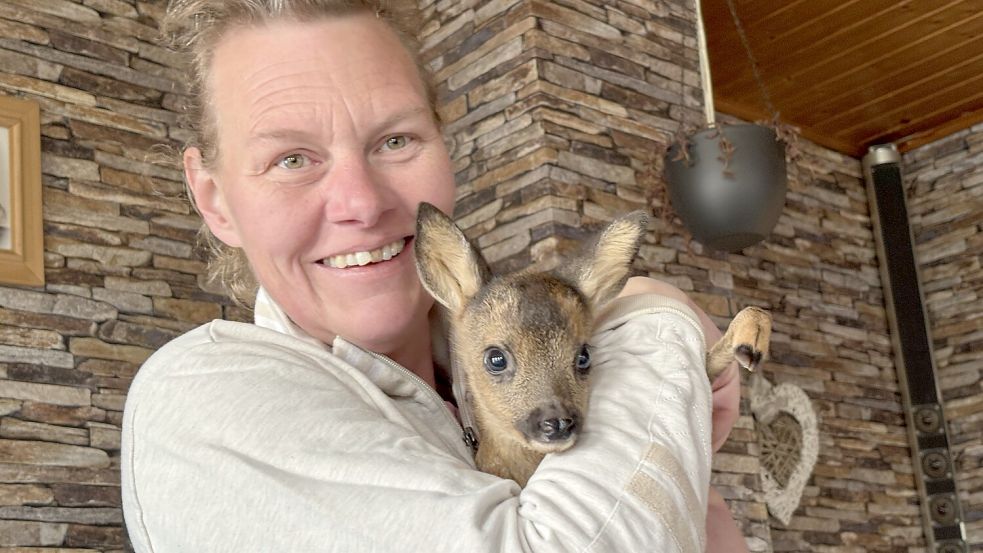 Tanja Betten mit Rehkitz Daisy. Die Tierwaise wird in Rhauderfehn aufgepäppelt. Foto: Marion Janßen