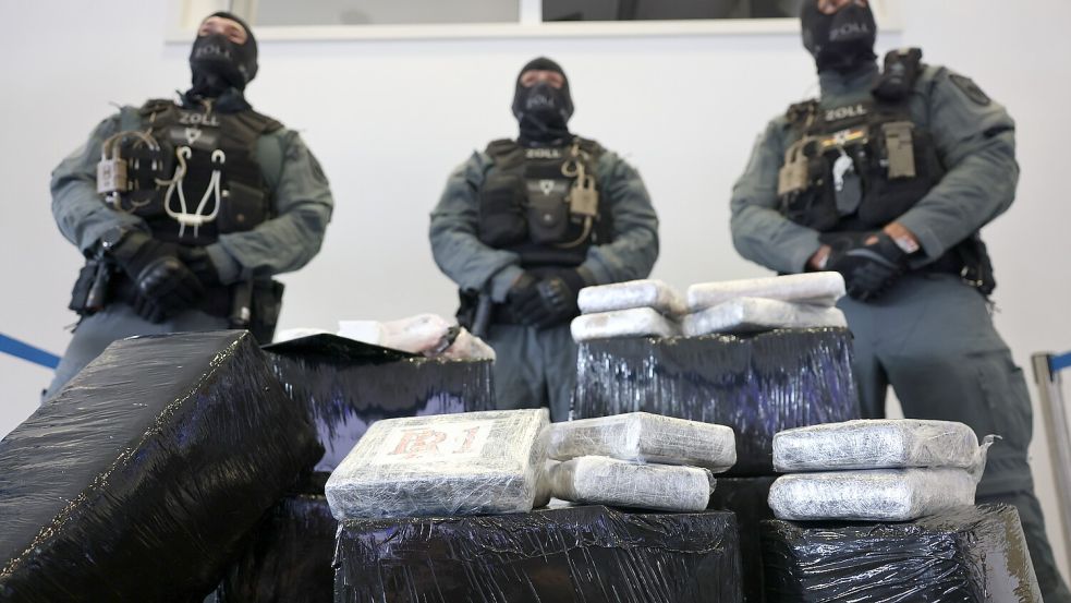Mehrere Beutel mit Kokain sind bei einer Pressekonferenz im Zollkriminalamt in Köln zu sehen. Der deutsche Zoll hat beim Kampf gegen den internationalen Rauschgiftschmuggel Kokain im Tonnenbereich in Wilhelmshaven sichergestellt. Foto: Rolf Vennenbernd/dpa