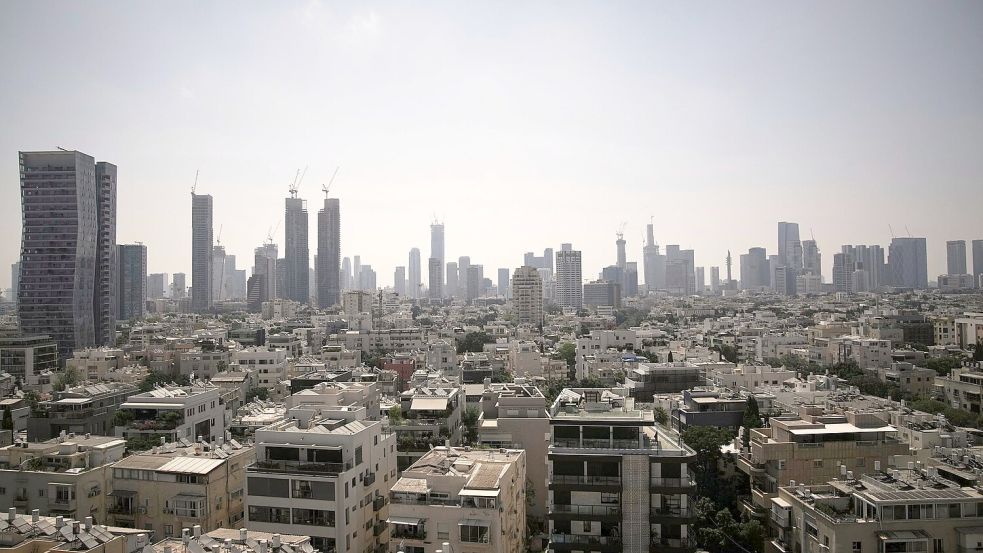 Tel Aviv - hier am Bild - und Haifa wurden seit 2024 mehrfach Ziel von Angriffen der Hisbollah. (Archivbild) Foto: Leo Correa/AP/dpa