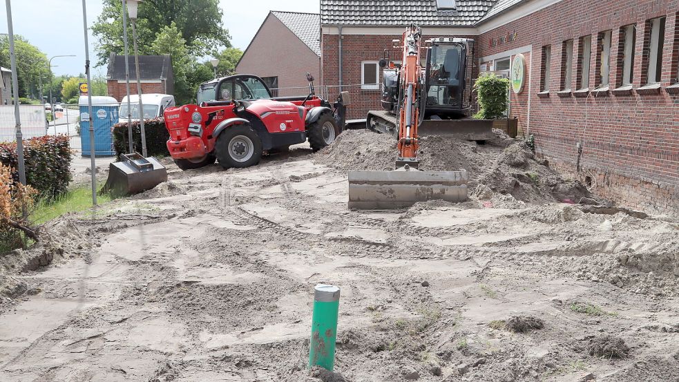 Die Erdarbeiten für den Anbau der Mensa an der Grundschule Barßel haben begonnen. Foto: Hans Passmann
