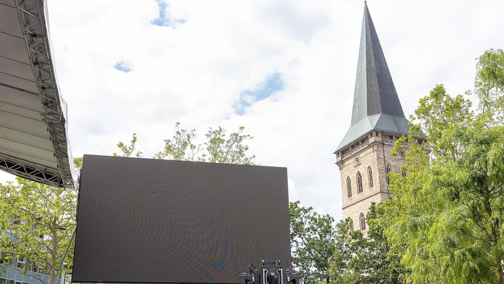 Am Ledenhof wird derzeit die WM-Arena aufgebaut. Dass das „Rudelgucken“ bis tief in die Nacht überhaupt möglich ist, geht auf eine bundesweite Sonderregelung zurück. Foto: Benjamin Beutler