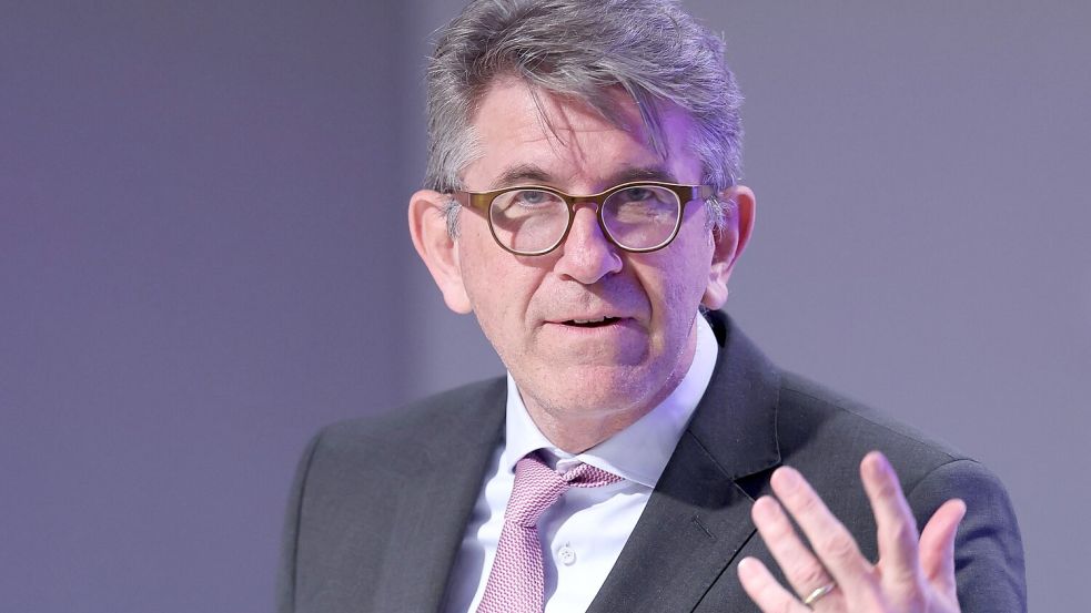 Kulturstaatsminister Wolfram Weimer (parteilos) akzeptiert im Streit mit der Buchhandlung „Zur schwankenden Weltkugel“ eine Gerichtsentscheidung. (Archivbild) Foto: Jan Woitas/dpa