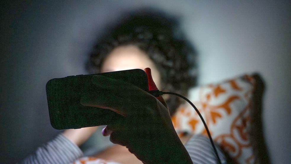 Kann das Einschlafen erschweren: übermäßige Smartphone-Nutzung im Bett. Foto: picture alliance/dpa
