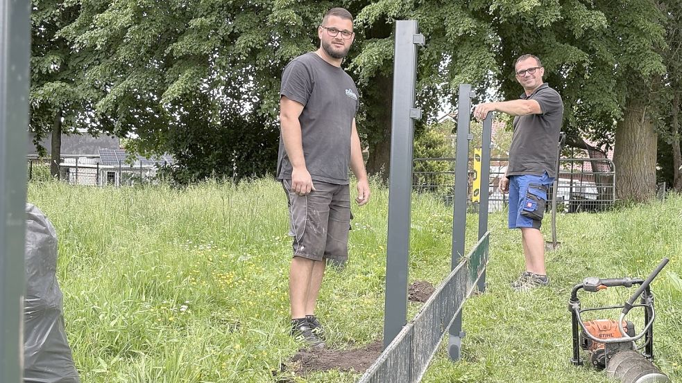 Mitarbeiter der Firma Zaunonkel haben mit dem Bau des Freilaufs begonnen. Foto: Marion Janßen