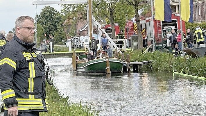 Während des Fehntjer Marktes half Matthias Brunken noch beim Entenrennen – Anfang Juli lädt er mit der Feuerwehr selbst ein. Foto: Dirk Hellmers