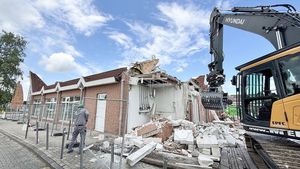 Ein Bagger hat damit begonnen, das Gebäude abzureißen. Foto: Klaus Ortgies