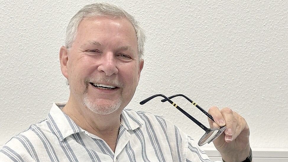 Carl-Friedrich Brüggemann ist Optimist und er steht zu seiner FDP – das zeigen schon die gelben Streifen auf den Bügeln seiner Brille. Foto: Herterich