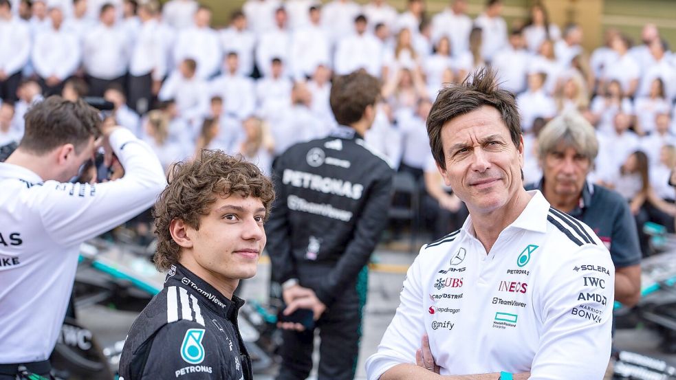 Mercedes-Teamchef Toto Wolff (r) will nicht per Stallorder eingreifen. (Archivbild) Foto: Luca Martini
