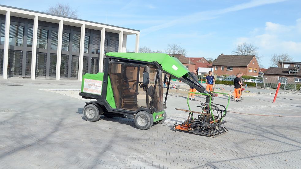 Noch sind auf dem Platz vor dem Rat- und Bürgerhaus in Barßel letzte Arbeiten zu erledigen. Wenn die Fläche fertig angelegt ist, wird dort ab Juli der Wochenmarkt stattfinden. Er wird dorthin verlegt von der Gartenstraße. Foto: Astrid Fertig