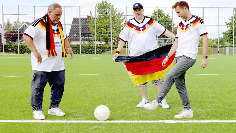 Der Anstoß zur WM 2026 erfolgt am 11. Juni in Mexiko-Stadt. In Osnabrück laden Christian Schäfer (von links), Matthias Wellbrock und Daniel Rynio zum Rudelgucken ins Nettetal, in die WM-Arena auf dem Ledenhof und auf den Hasebeach. Foto: Thomas Wübker