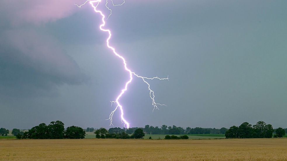 Am Donnerstagnachmittag können Gewitter auftreten. Symbolfoto: Patrick Pleul/dpa