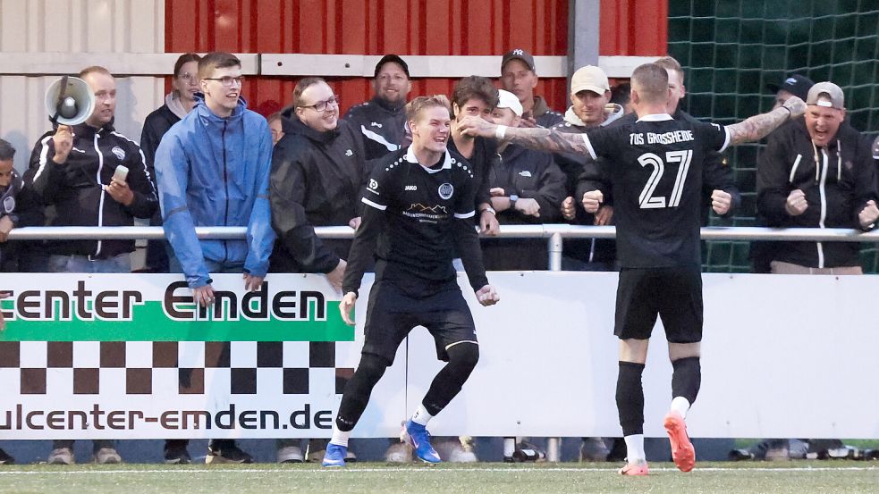 Großheides André Röpkes (rechts) ließ sich nach dem Tor zum 4:2 tief in der Nachspielzeit feiern. Fotos: Jens Doden, Emden