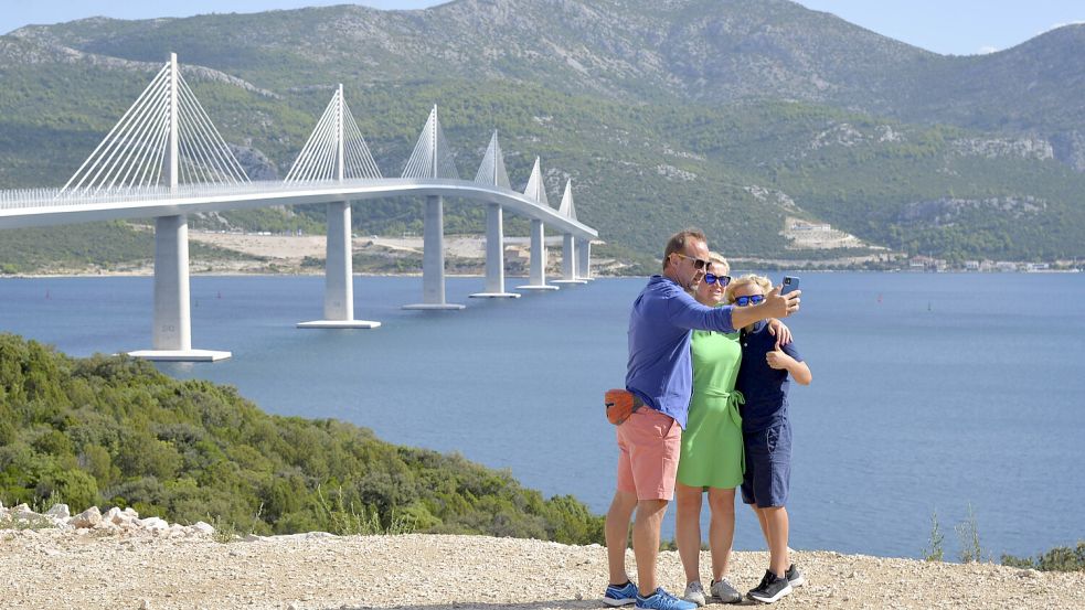 Mehr als nur ein beliebtes Fotomotiv: Die 525 Millionen Euro teure Peljesac-Brücke an der Adriaküste verbindet Süddalmatien mit dem Rest Kroatiens. Foto: imago/Xinhua