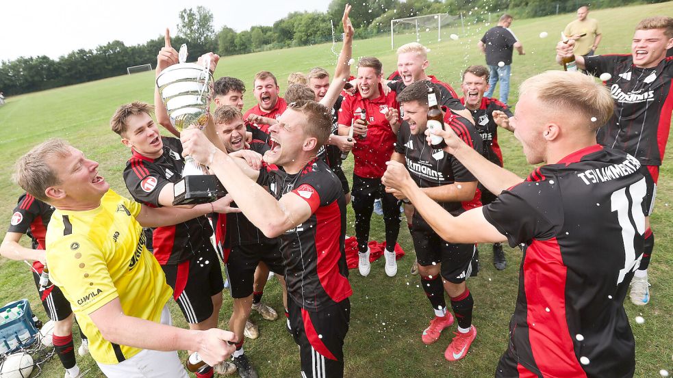 Im vergangenen Jahr sicherte sich der TSV Lammertsfehn den Kreispokalsieg. Der TSV nahm daraufhin in dieser Saison nur am Bezirkspokal teil. Der künftige Sieger startet in der neuen Saison sowohl im Kreis- als auch Bezirkspokal. Foto: Jens Doden, Emden
