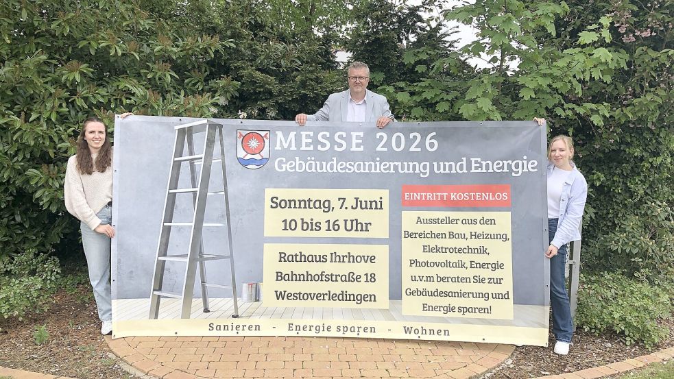 Das Foto zeigt (von links) Lena Beekmann vom Energiemanagement der Gemeinde, Westoverledingens Bürgermeister Theo Douwes und Lisa Henken vom Klimaschutzmanagement. Foto: Gemeinde Westoverledingen.