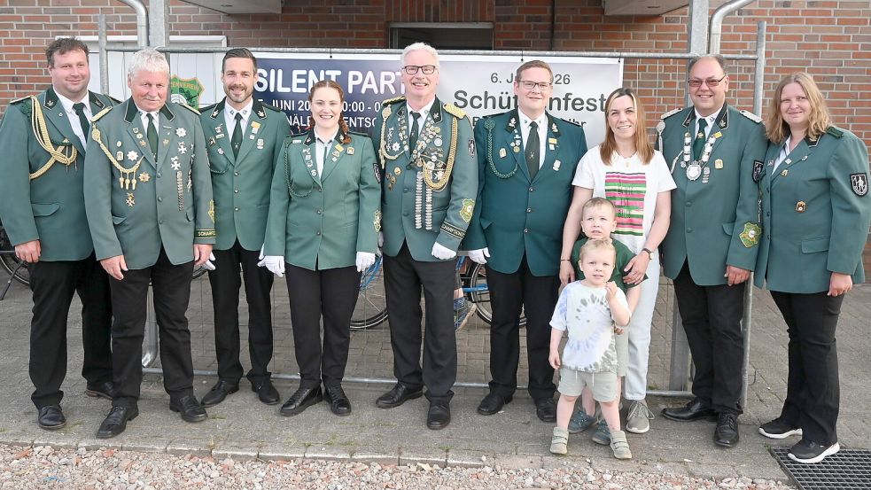 Der neue Königsthron sowie einige Vereinsmitglieder stellten sich schon einmal zum Gruppenfoto auf (von links): Dennis Steinhorst (1. Spieß), Arno Woortmann (Vorsitzender), Christian und Simone Janssen (1. Adjutantin), Prinzgemahl Folkert Reepmeyer, Matthias Janssen (2. Adjutant) mit Sontje Janssen und den Söhnen Finn (hinten) und Jonte (vorne), Thomas Träger (Sportleiter) und Johanne Frerichs (Blasrohrkönigin). Archivfoto: Holger Weers