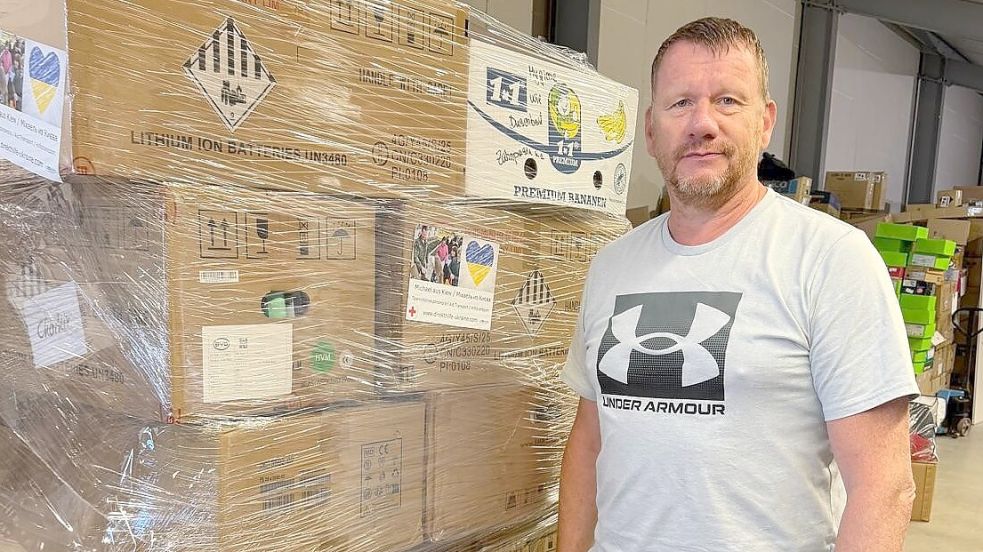 In der Lagerhalle im Gewerbegebiet Ostrhauderfehn: Michael Kröger vor gepackten Kartons mit Hilfsgütern für den nächsten Transport in die Ukraine. Foto: Horst Kruse
