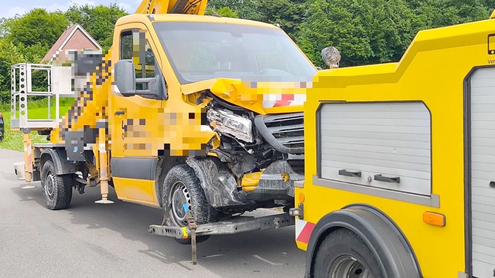 Auf der B438 in Rhauderfehn stießen am Donnerstagnachmittag ein Auto und ein Transporter eines Mietlifte-Unternehmens zusammen. Fotos: Daniel Grüneke