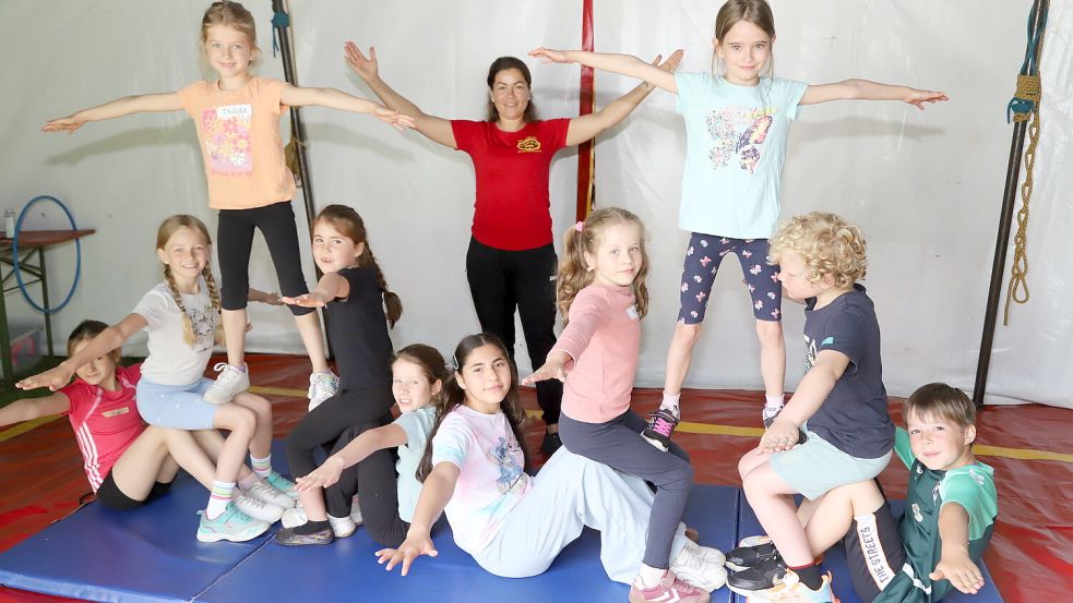 Die Mädchen und Jungen der Grundschule Elisabethfehn-West zeigen ihr artistisches Können und freuen sich auf das Circus-Projekt Renz und auf die Gala-Show. Foto: Hans Passmann