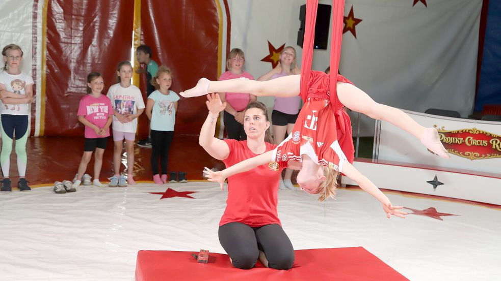 Konzentriert probt Melina Igen mit den Kindern der Grundschule Elisabethfehn-West für die große Zirkus-Gala am Freitag. Foto: Hans Passmann