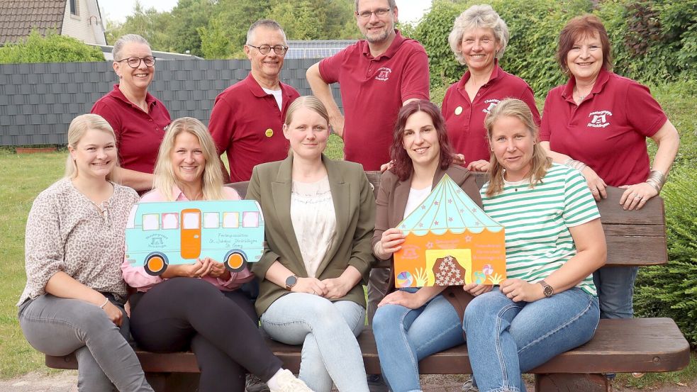 Bei der Spendenübergabe: (vorne, von links nach rechts) Jessika Thieben, Ann-Christin Lucassen, Jana Kramer, Sabrina Mohrmann, Anna Kramer; (hinten, von links nach rechts) Alexandra Kruse, Willehad Harms, Stefan Stavermann, Gabriele Harms und Petra Kliem. Foto: privat