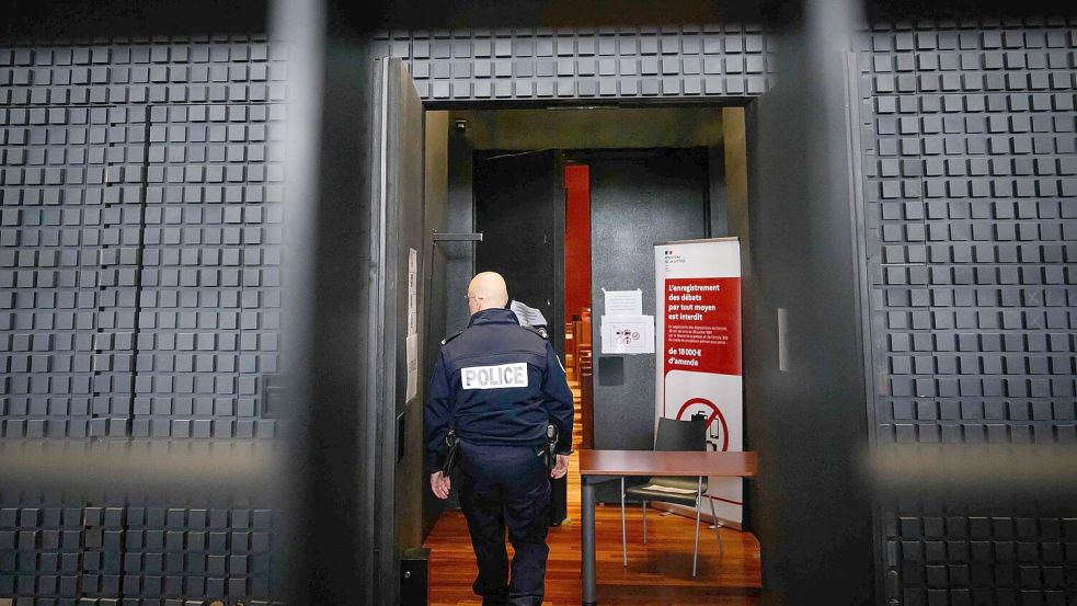 Der sogenannte Maskenmann hatte vor Gericht in Frankreich bestritten, den kleinen Jonathan getötet zu haben. (Archivbild) Foto: Loic Venance/AFP/dpa